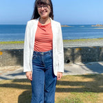 Femme portant le Patron PDF T-Shirt col bénitier Mandarine, sans manche, face à la mer