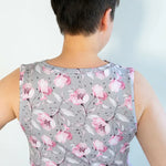 Patron PDF T-Shirt femme col bénitier sans manche Mandarine, vue de dos en coton imprimé fleurs roses