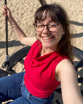 Femme portant le Patron PDF T-Shirt col bénitier sans manche Mandarine, sur la plage en jersey rouge