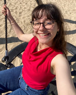 Femme portant le Patron PDF T-Shirt col bénitier sans manche Mandarine, sur la plage en jersey rouge