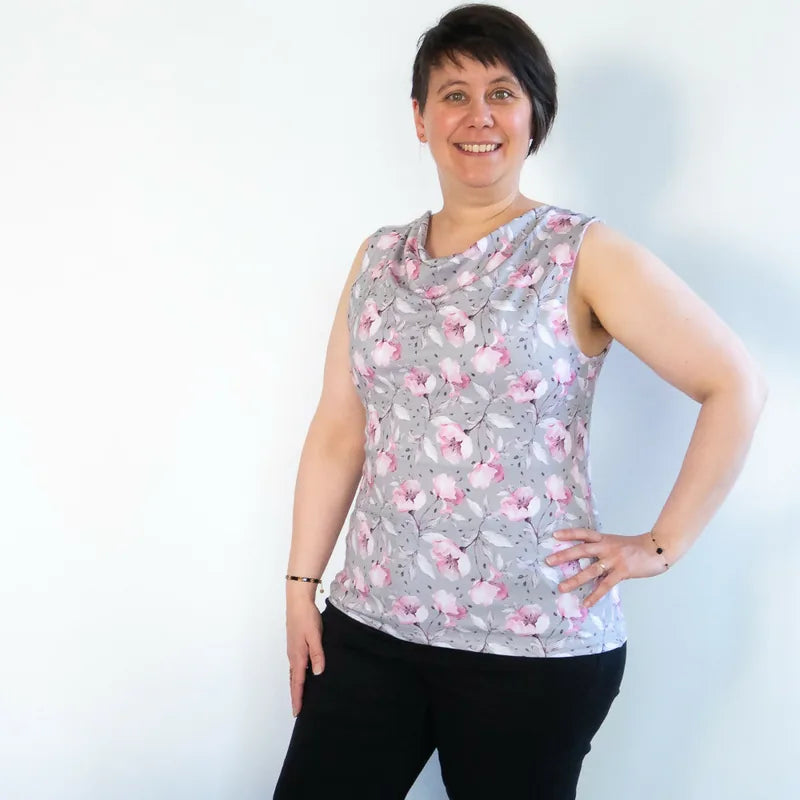 Femme portant le Patron PDF T-Shirt col bénitier sans manche Mandarine, en coton fleuri rose et gris