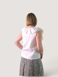 Patron PDF Top Line Femme du XS au XXL, vue de dos en coton blanc à col volanté et jupe à pois noirs