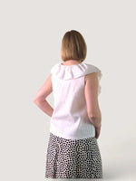 Patron PDF Top Line Femme du XS au XXL, vue de dos en coton blanc à col volanté et jupe à pois noirs