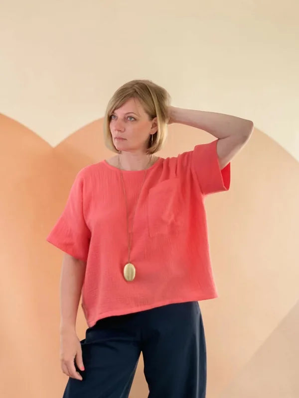 Patron PDF Top Luca Femme XS au XXL, vue de face en jersey corail, coupe ample et épaulettes, porté avec pantalon marine