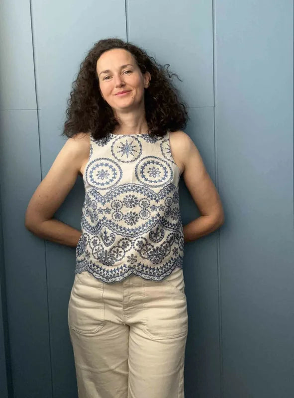 Femme portant le Patron PDF Top Riley du 34 au 48, broderie anglaise bleu et blanc, vue de face