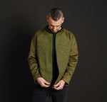 Homme portant la Veste ENCANTADO en tweed olive et coton, vue de face, fond noir