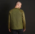 Homme portant le Patron PDF Veste ENCANTADO du S au XXXL, vue de dos, manches raglan contrastées en tweed vert olive
