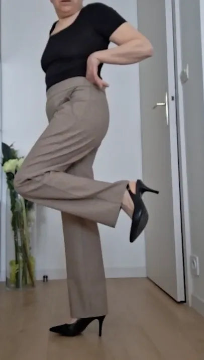 Femme portant le Patron PDF Pantalon A du 32 au 60, pantalon fluide beige en position dynamique, vue de profil