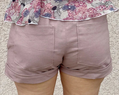 Patron PDF Pantalon A femme du 32 au 60, short en coton rose poudré, vue arrière