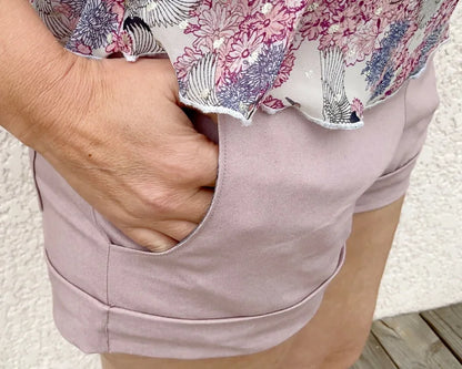 Femme portant le Patron PDF Pantalon A du 32 au 60, vue de détail de la ceinture et de la coupe sur le corps