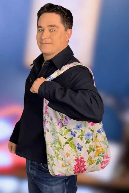 Homme portant un sac cabas floral unique - Patron Sac Cabas à Une Anse - Tutoriel Couture Facile + PDF Gratuit à télécharger.