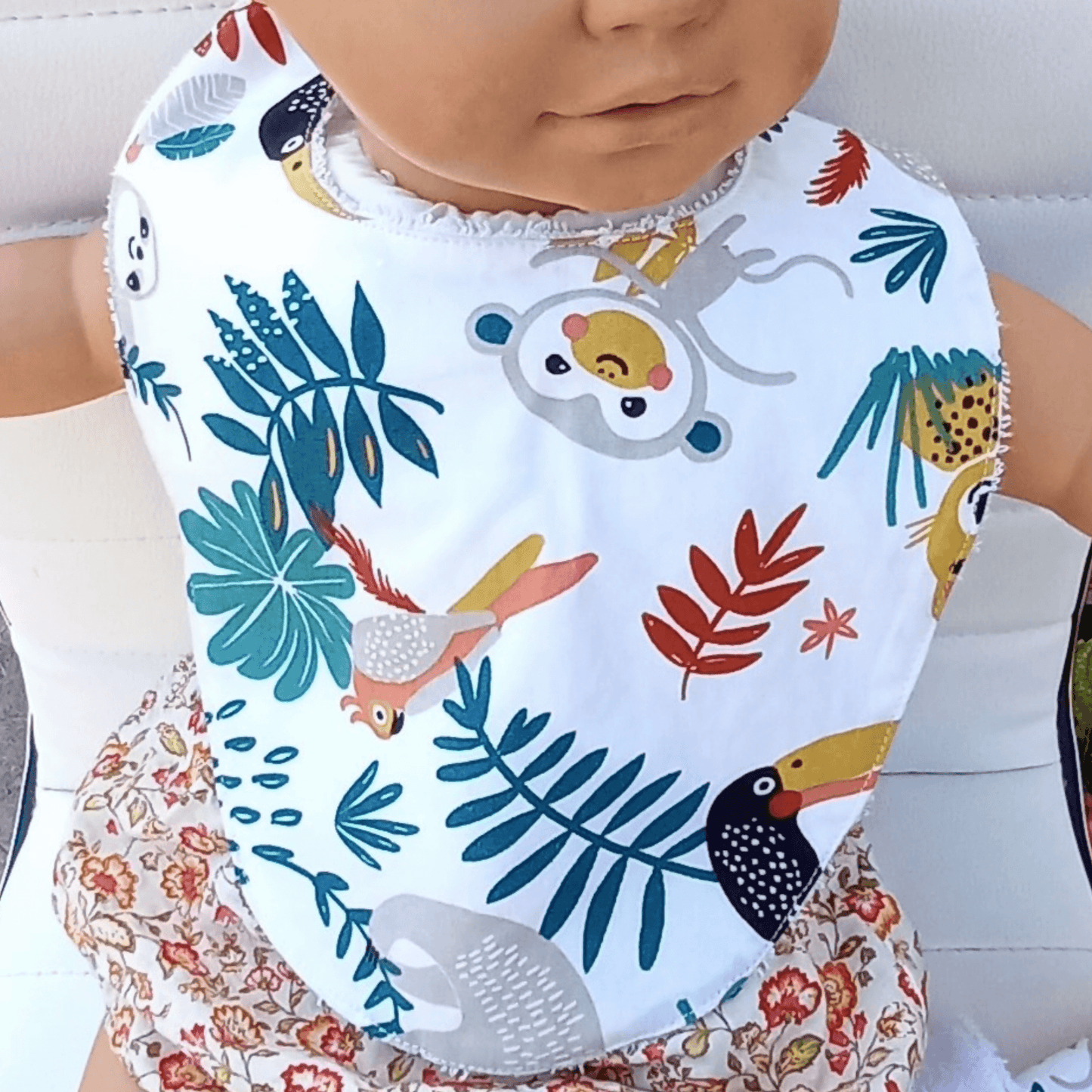 Patron pdf du bavoir bébé, bavoir en tissu coloré avec motifs animaux pour enfant.