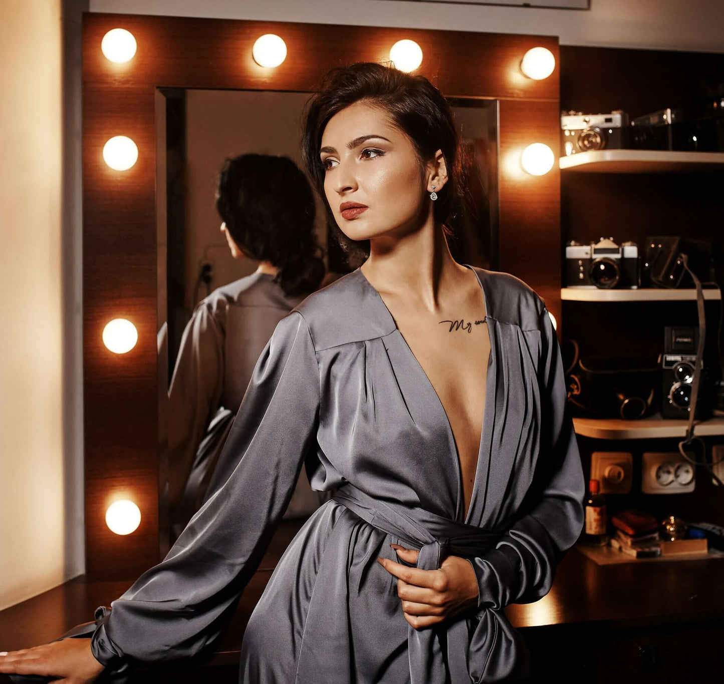 Femme portant un Peignoir - XS/XL - CLASSY DITA, patron de couture pdf à télécharger, devant un miroir éclairé, style élégant.