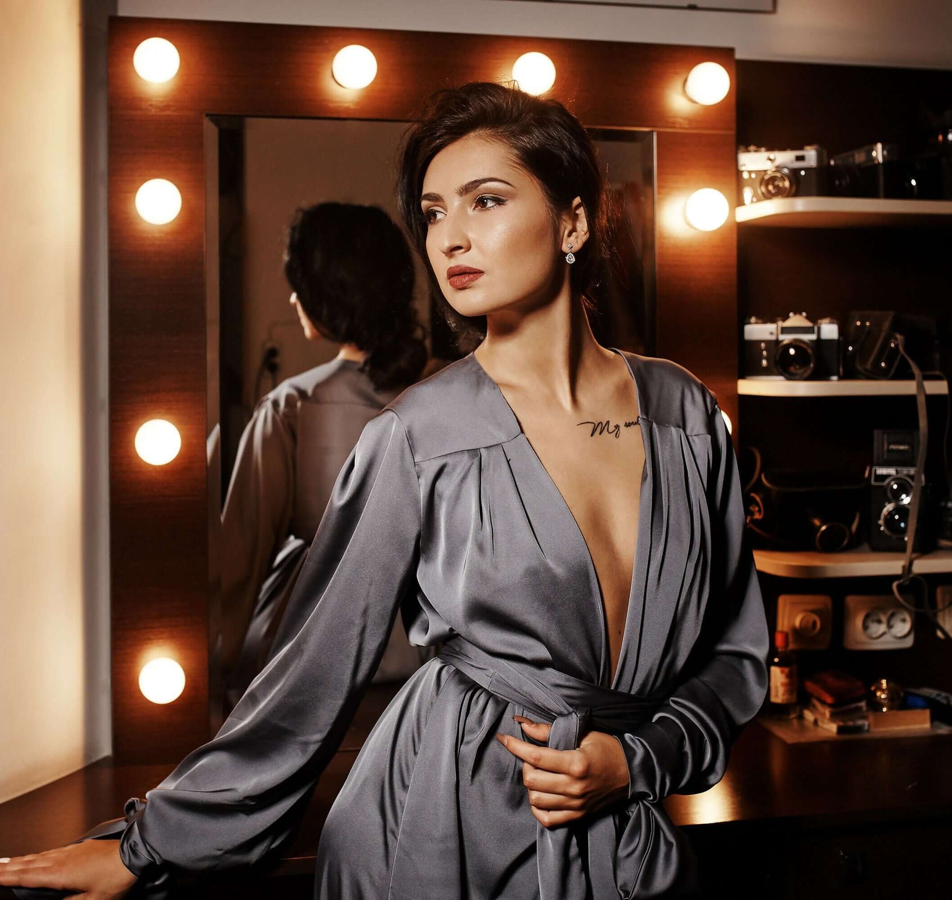 Femme portant un Peignoir - XS/XL - CLASSY DITA, patron de couture pdf à télécharger, devant un miroir éclairé, style élégant.