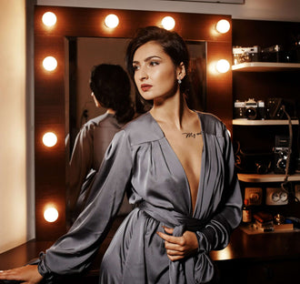 Femme portant un Peignoir - XS/XL - CLASSY DITA, patron de couture pdf à télécharger, devant un miroir éclairé, style élégant.