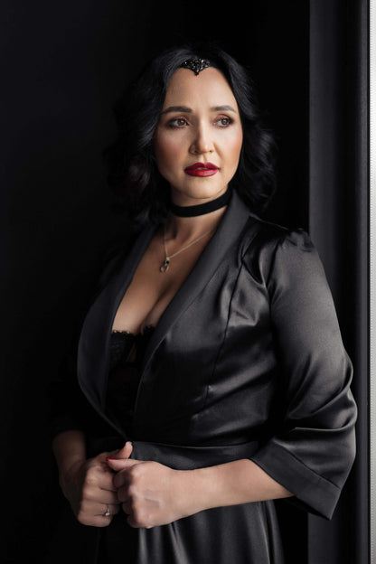 Femme élégante portant un peignoir noir, concept de Peignoir du XS au XL - ELOGIUM, patron de couture PDF à télécharger.