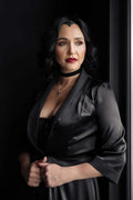 Femme élégante portant un peignoir noir, concept de Peignoir du XS au XL - ELOGIUM, patron de couture PDF à télécharger.
