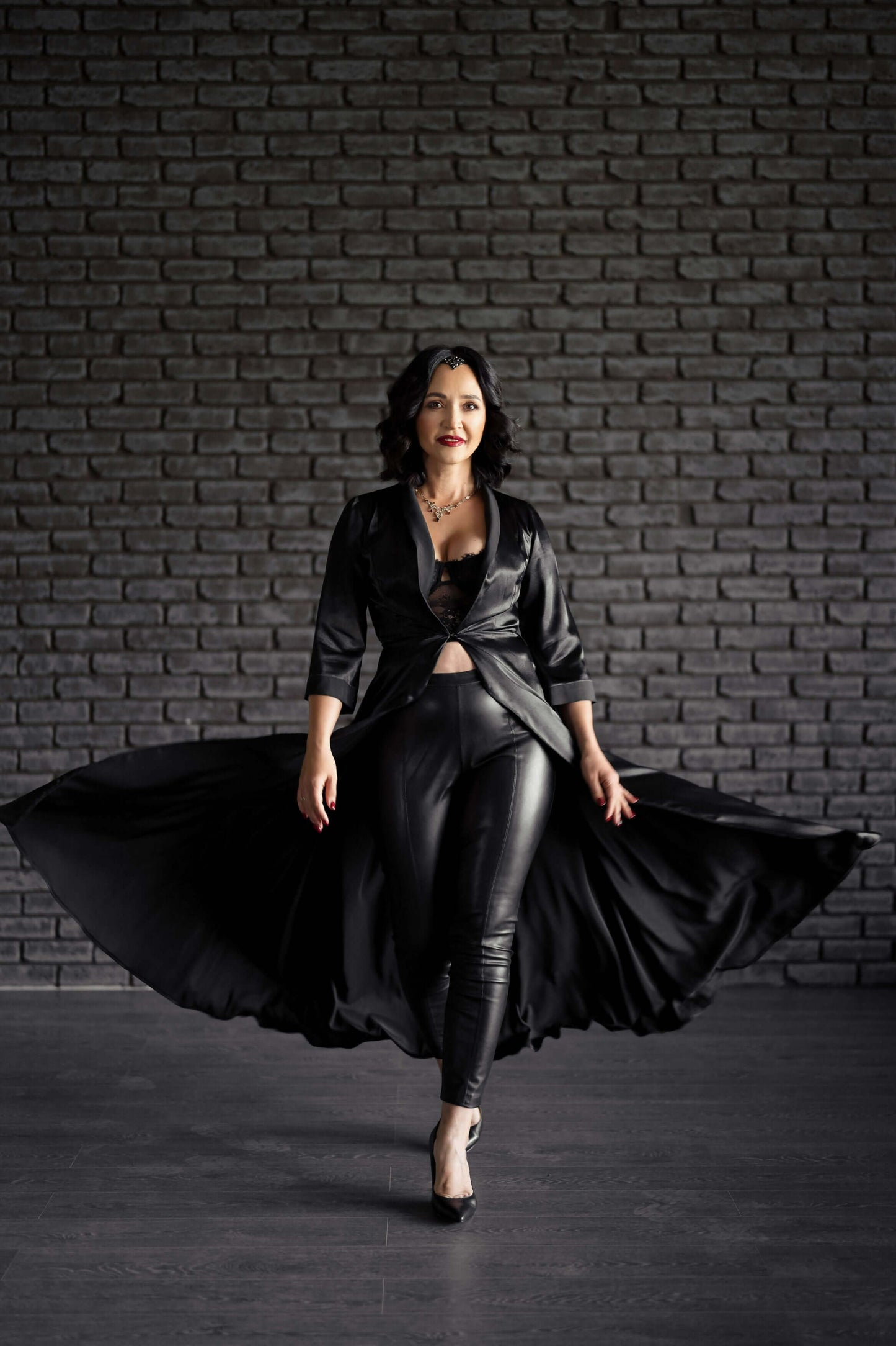 Femme élégante portant un Peignoir du XS au XL - ELOGIUM, patron de couture pdf à télécharger, devant un mur en briques.