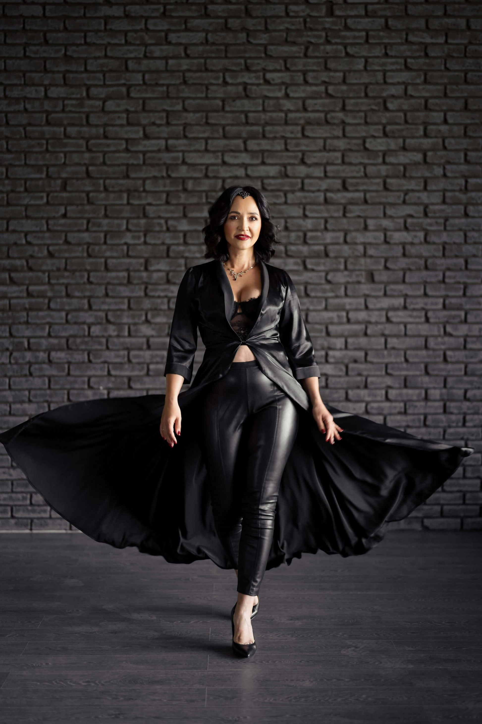 Femme élégante portant un Peignoir du XS au XL - ELOGIUM, patron de couture pdf à télécharger, devant un mur en briques.