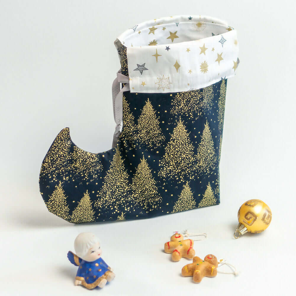 Pochette Botte de lutin de Noël décorative avec motifs d'arbres dorés, idéale pour les fêtes, patron de couture pdf à télécharger