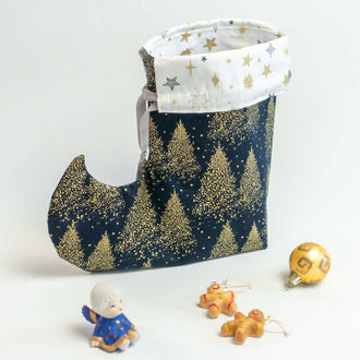 Pochette Botte de lutin de Noël décorative avec motifs d'arbres dorés, idéale pour les fêtes, patron de couture pdf à télécharger