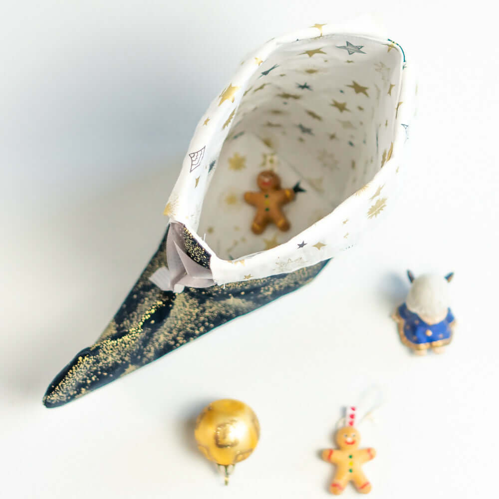 Pochette Botte de lutin de Noël avec décorations intérieures de Noël, patron de couture pdf à télécharger.