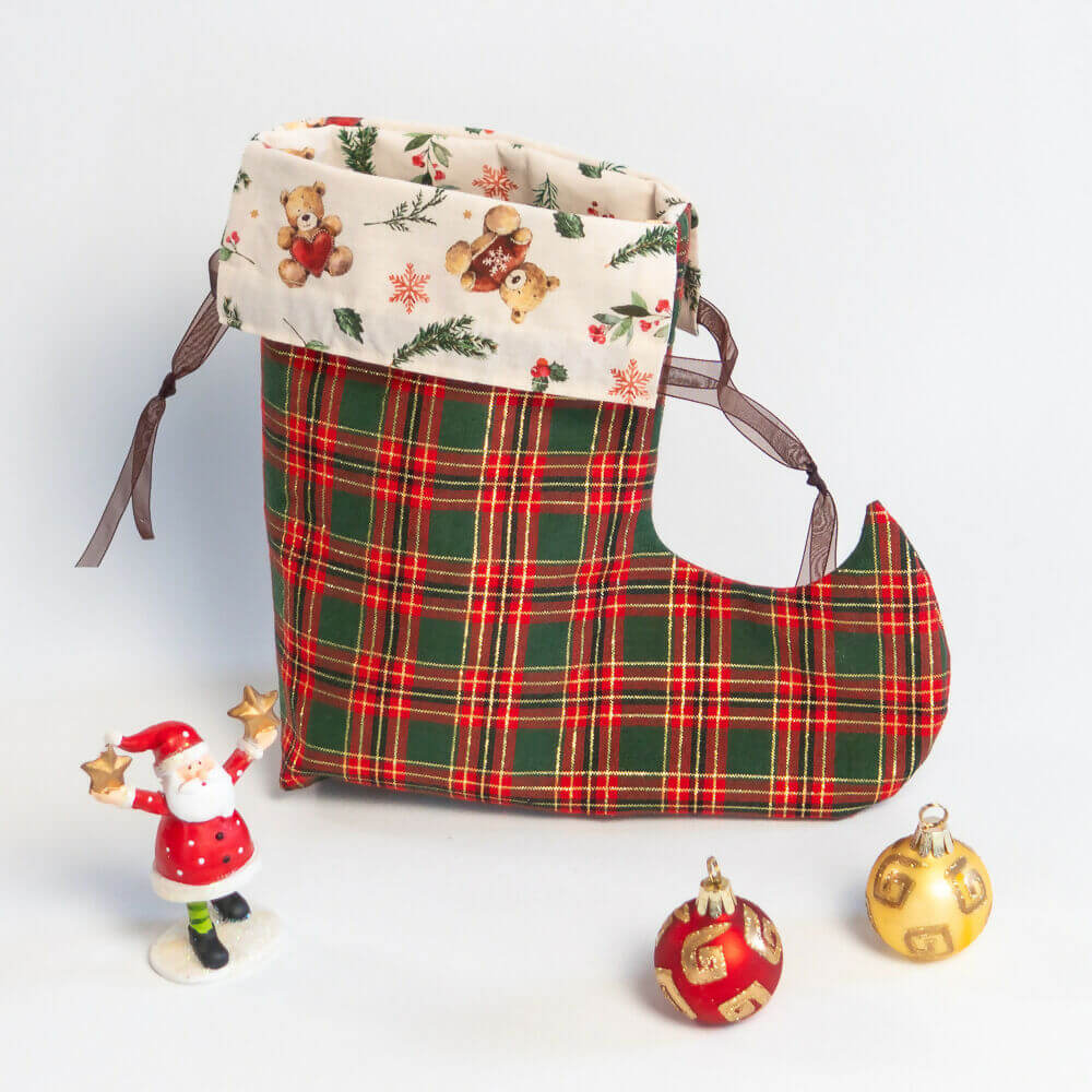 Pochette Botte de lutin de Noël décorée, idéale pour cadeaux et décorations de fêtes, avec patron de couture pdf à télécharger.