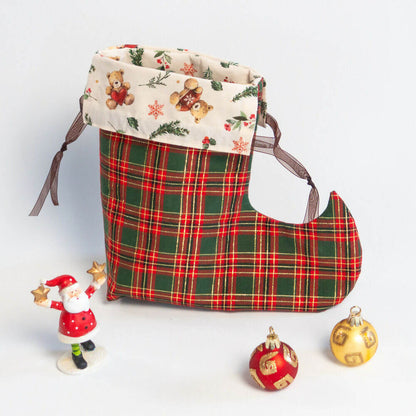 Pochette Botte de lutin de Noël décorée, idéale pour cadeaux et décorations de fêtes, avec patron de couture pdf à télécharger.