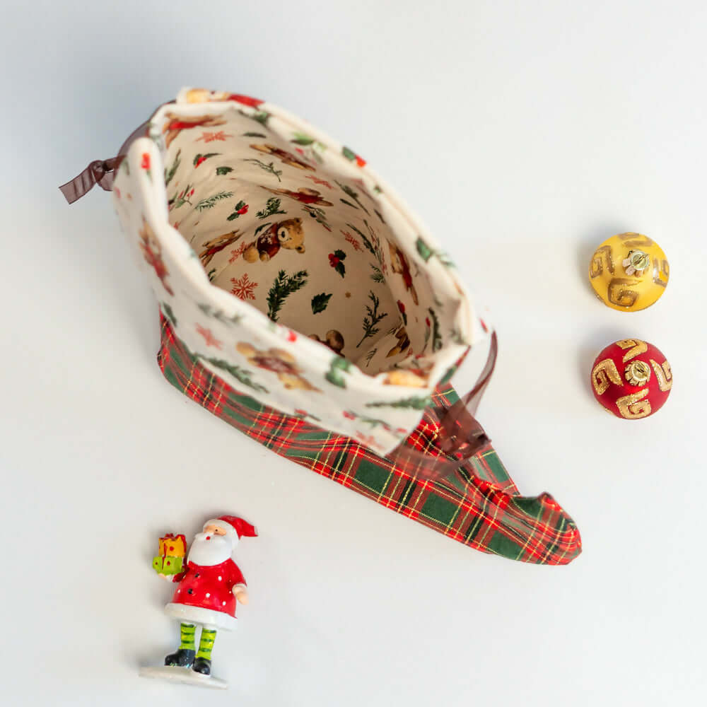 Pochette Botte de lutin de Noël vue de dessus avec des décorations de Noël, style original et patron de couture pdf à télécharger.