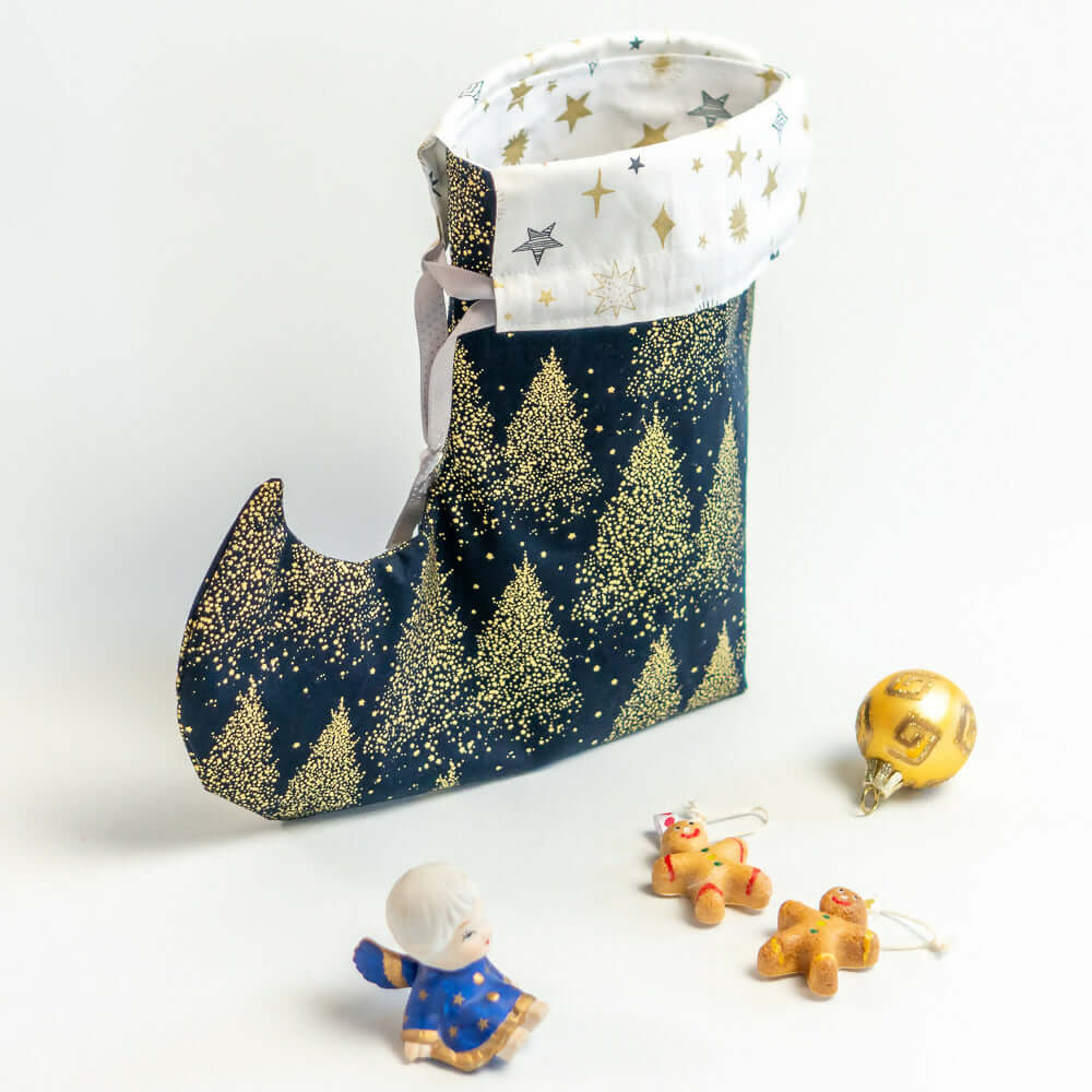 Pochette Botte de lutin de Noël en tissu avec motifs d'arbres dorés et décorations de Noël, patron de couture pdf à télécharger.