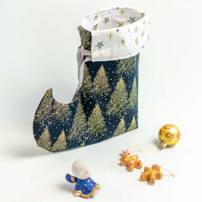 Pochette Botte de lutin de Noël en tissu avec motifs d'arbres dorés et décorations de Noël, patron de couture pdf à télécharger.