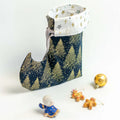 Pochette Botte de lutin de Noël en tissu avec motifs d'arbres dorés et décorations de Noël, patron de couture pdf à télécharger.