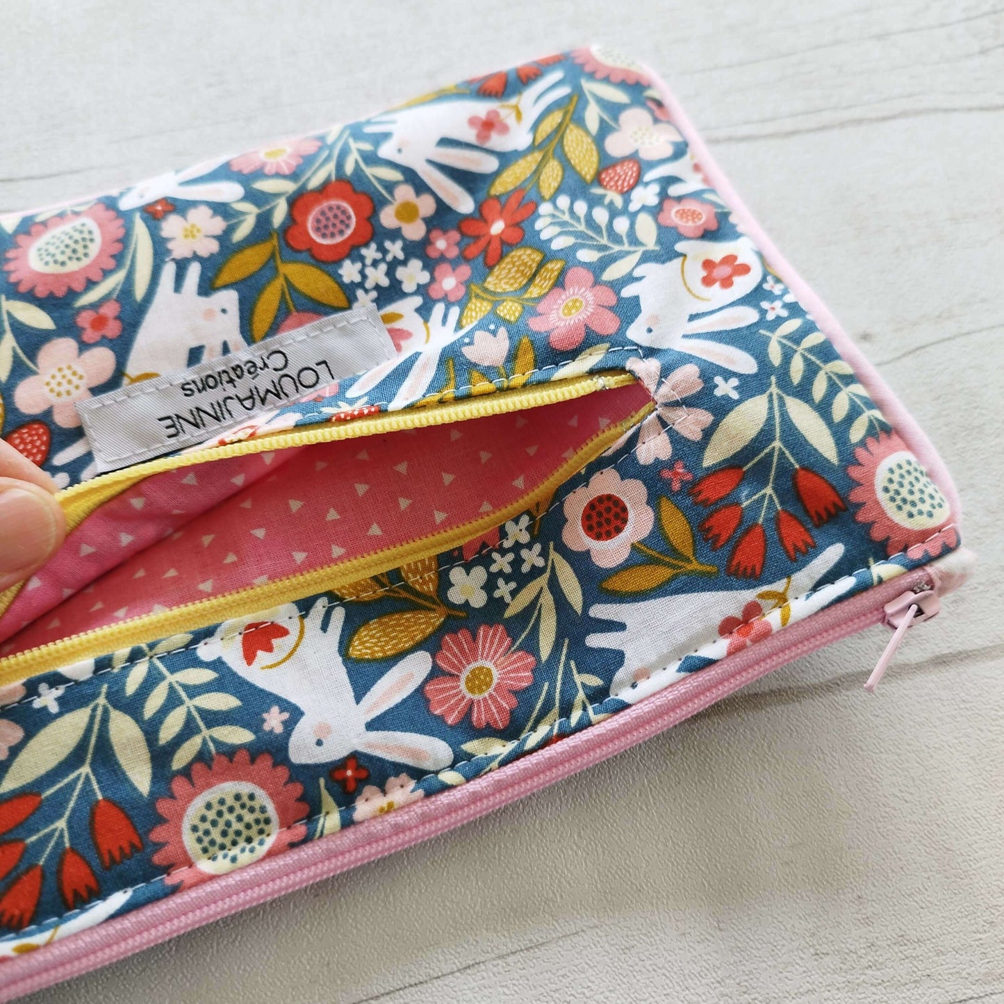 Pochette STEPH en tissu coloré avec poches zippées, idéale pour le couture avec patron PDF.
