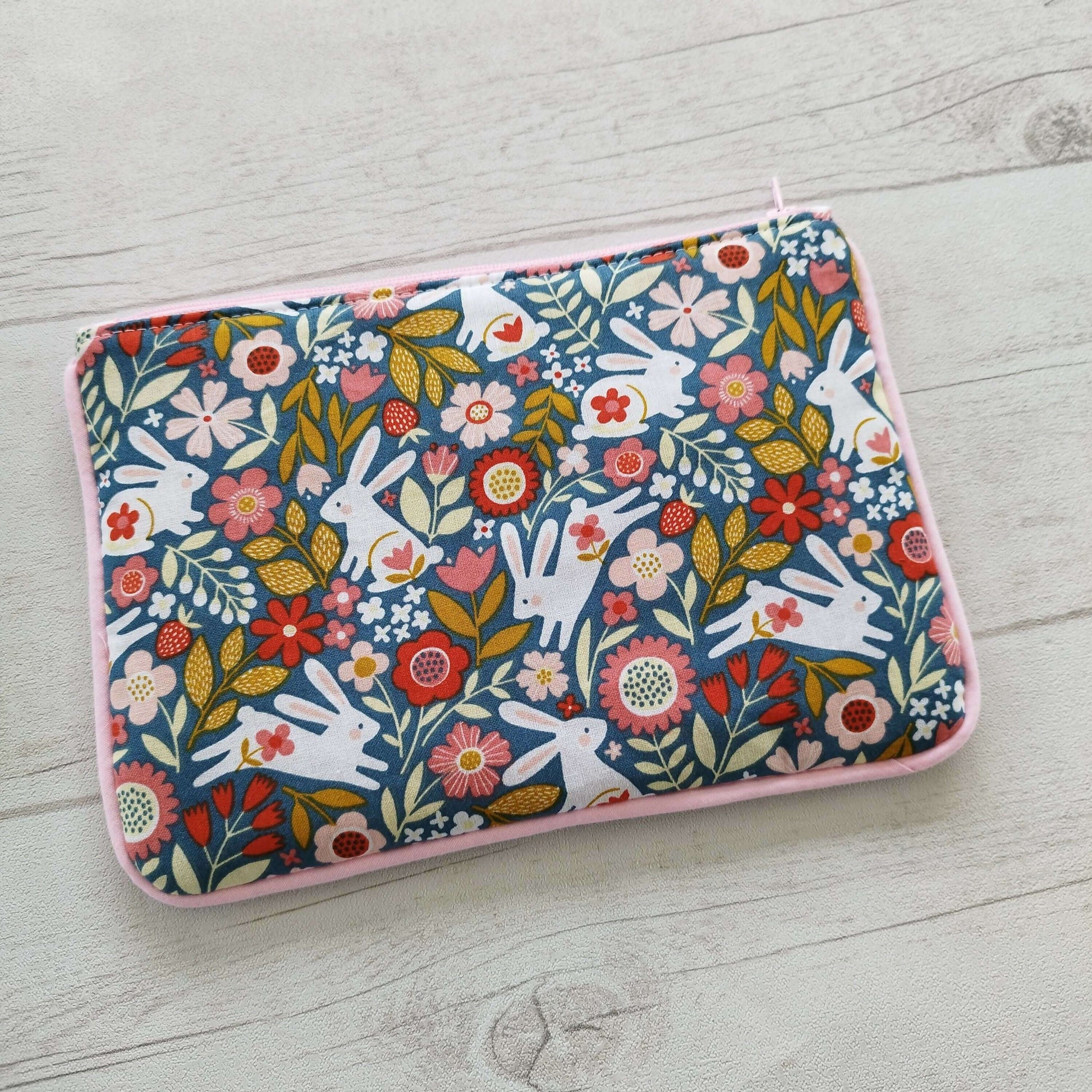 Pochette STEPH en tissu coloré avec motifs de lapins et fleurs, idéale pour un tuto de couture PDF.
