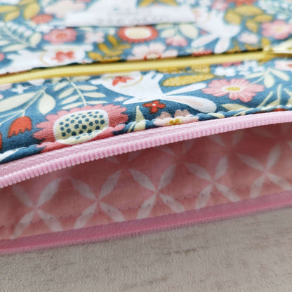 Détail de la pochette STEPH avec tissu fleuri, fermeture zippée et finition chic et colorée, parfait pour le tutoriel couture.