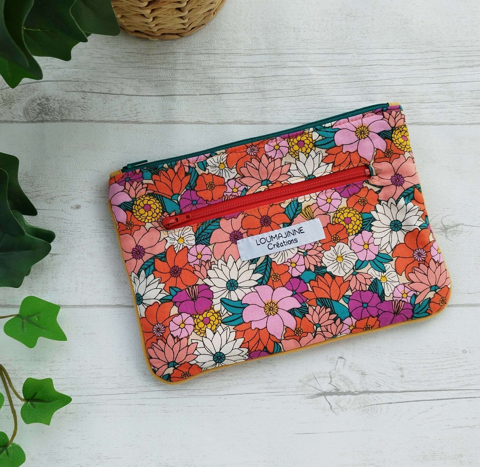 Pochette STEPH colorée avec des fleurs, parfaite pour le tutoriel de couture en PDF.