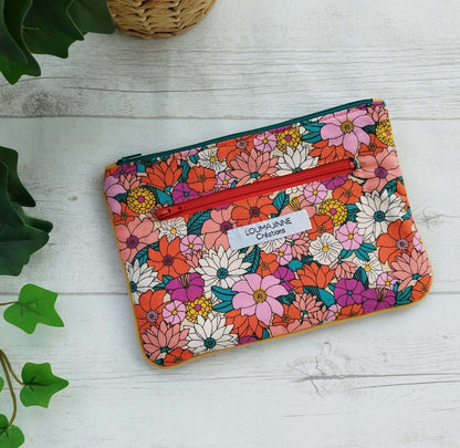 Pochette STEPH colorée avec des fleurs, parfaite pour le tutoriel de couture en PDF.