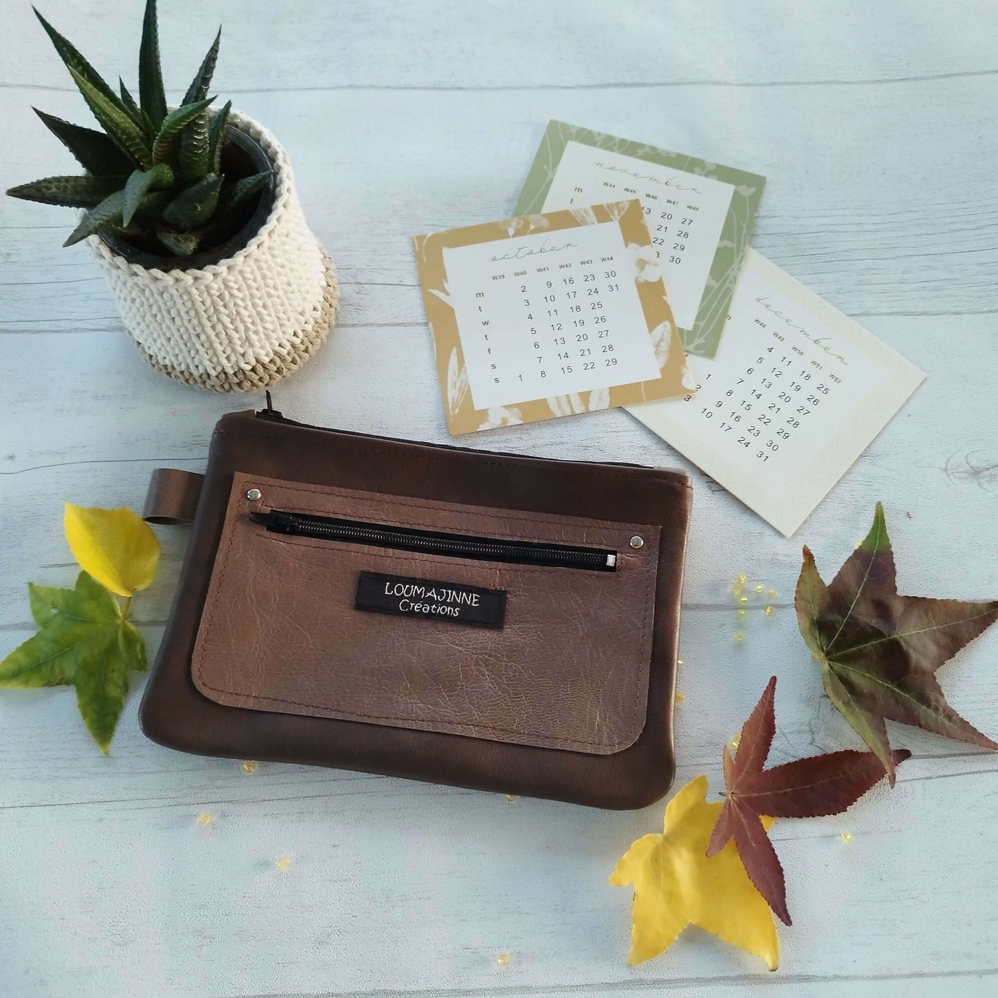 Pochette en cuir STEPHANIE avec poches zippées, parfaite pour la couture, tutoriel et patron PDF disponible.