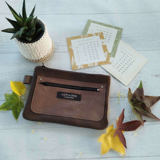 Pochette en cuir STEPHANIE avec poches zippées, parfaite pour la couture, tutoriel et patron PDF disponible.