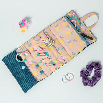 Pochette à bijoux Violette ouverte avec rangements pour accessoires, couleurs pastel et motifs citron.