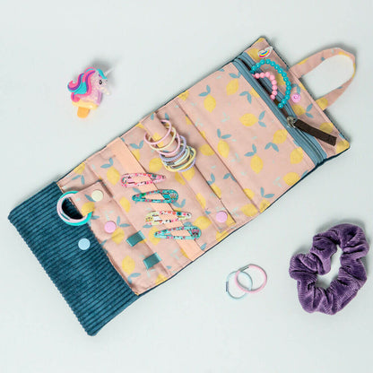 Pochette à bijoux Violette ouverte avec rangements pour accessoires, couleurs pastel et motifs citron.