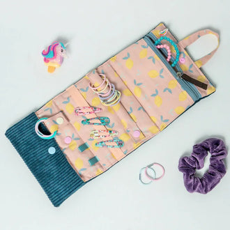 Pochette à bijoux Violette ouverte avec rangements pour accessoires, couleurs pastel et motifs citron.