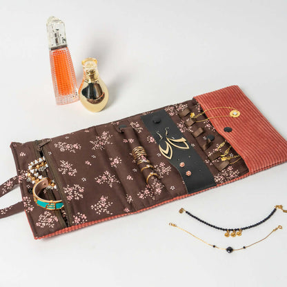Pochette à bijoux Violette ouverte, avec bijoux rangés, parfums en arrière-plan, pour filles et femmes.