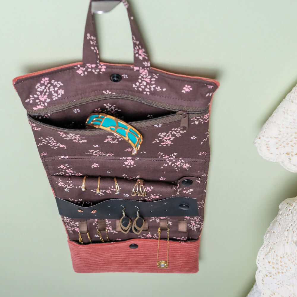 Pochette à bijoux Violette suspendue, avec rangements pour colliers, bracelets et boucles d'oreilles.