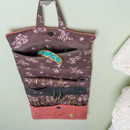 Pochette à bijoux Violette suspendue, avec rangements pour colliers, bracelets et boucles d'oreilles.