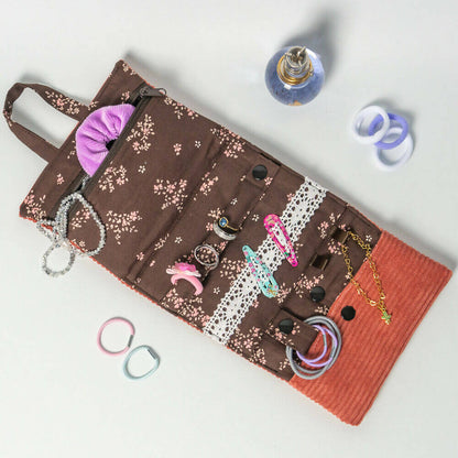 Pochette à bijoux Violette, organisée avec des rangements pour bagues, boucles d'oreilles et ça pour filles et femmes.