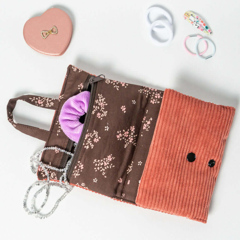 Pochette à bijoux Violette ouverte, avec accessoires et rangement, idéal pour filles et femmes.