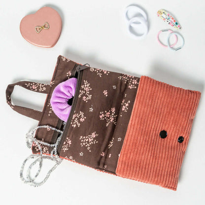 Pochette à bijoux Violette ouverte, avec accessoires et rangement, idéal pour filles et femmes.