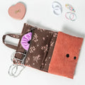 Pochette à bijoux Violette ouverte, avec accessoires et rangement, idéal pour filles et femmes.