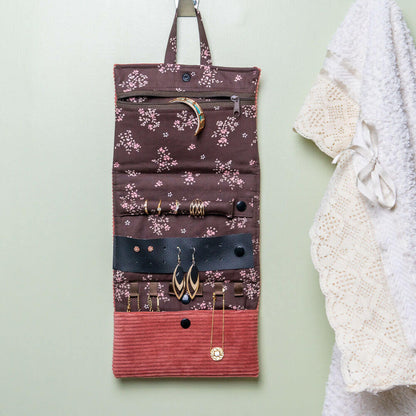 pochette à bijoux Violette avec rangements pour bagues, boucles d'oreilles et colliers, en tissu floral marron.